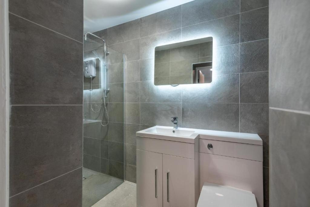 Luxurious Apartments - In Кардиф Екстериор снимка