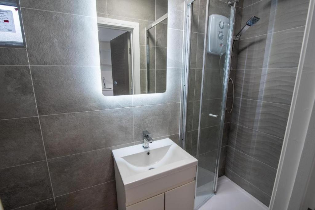 Luxurious Apartments - In Кардиф Екстериор снимка