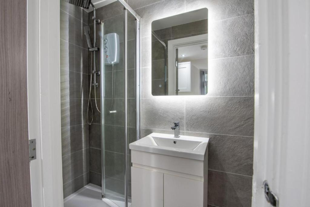 Luxurious Apartments - In Кардиф Екстериор снимка